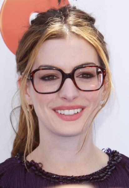 does anne hathaway wear glasses